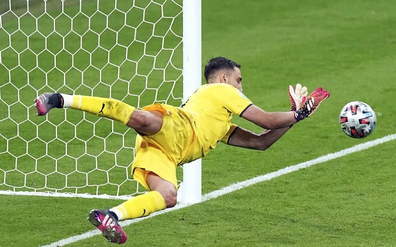 Thủ môn bắt penalty hay nhất thế giới: Ai làm chủ chấm 11m?