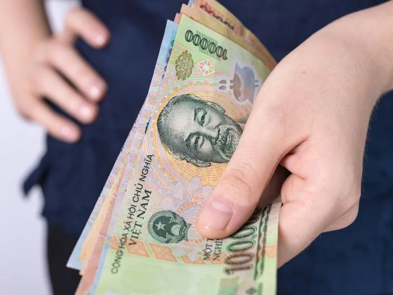 Nằm mơ thấy người thân cho tiền đánh số gì? điềm báo và con số may mắn